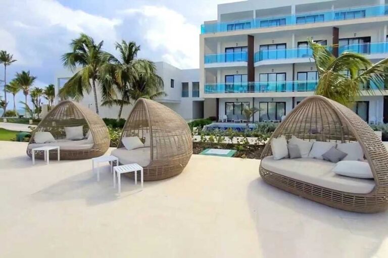 Hotel-Serenade-Punta-Cana-confortables-sillas-en-la-piscina