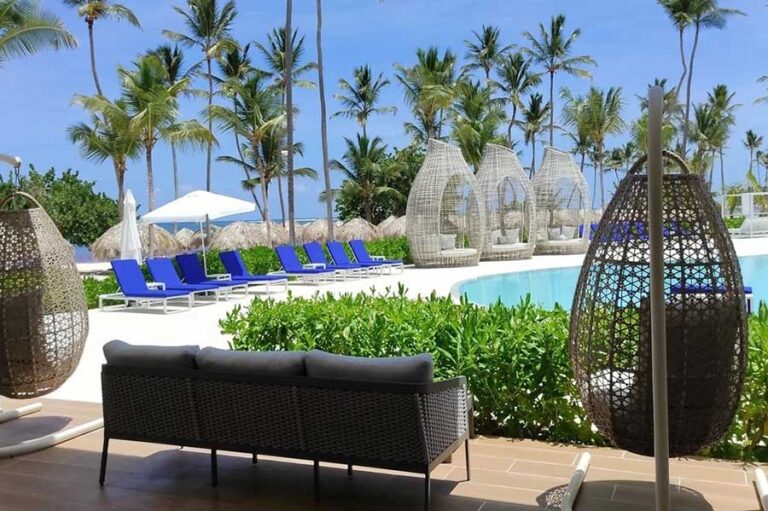 Hotel-Serenade-Punta-Cana-piscina-con-sillones