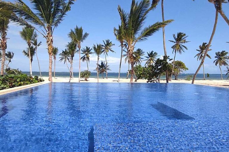 Hotel-Serenade-Punta-Cana-piscina-frente-a-la-playa