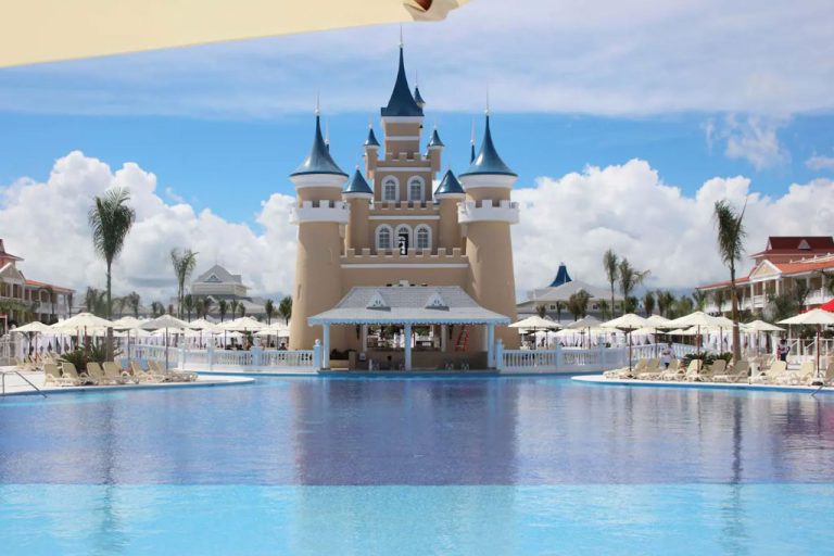 HOTEL-BAHIA-PRINCIPE-piscina-de-fantasia